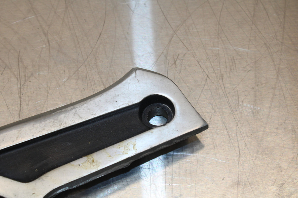 86 SUZUKI GS750ES REAR BACK PASSENGER PEG SET PAIR BB140