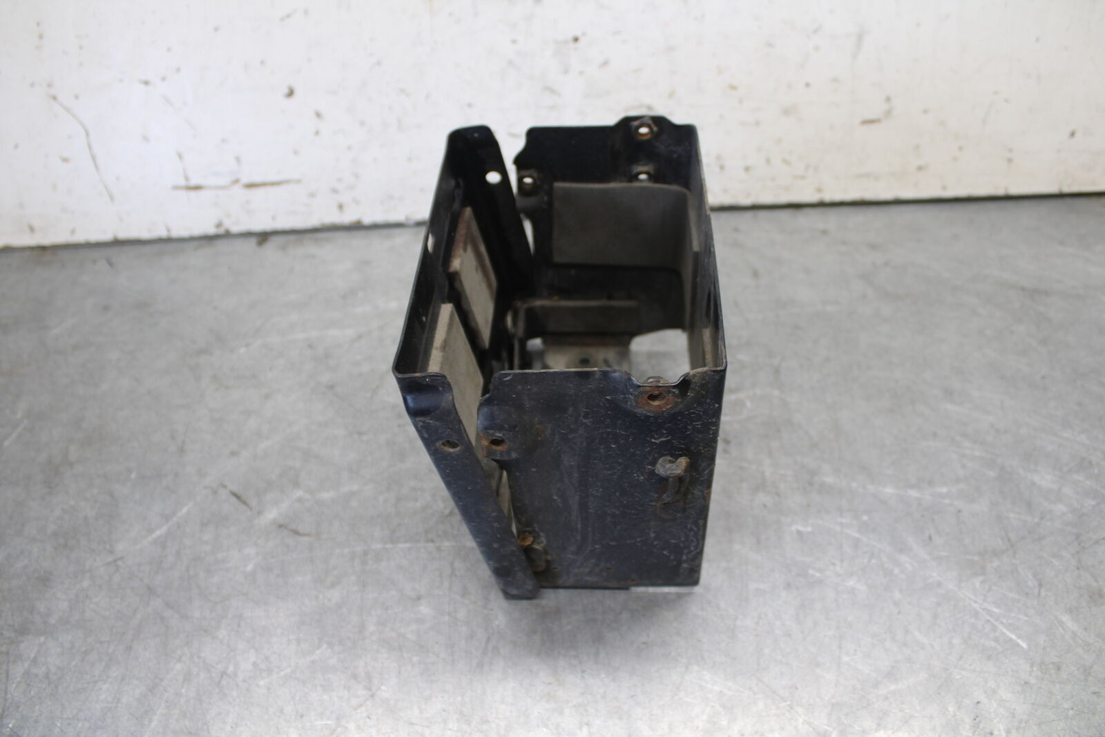 05-09 SUZUKI BOULEVARD C90 BATTERY TRAY BOX HOLDER BB692