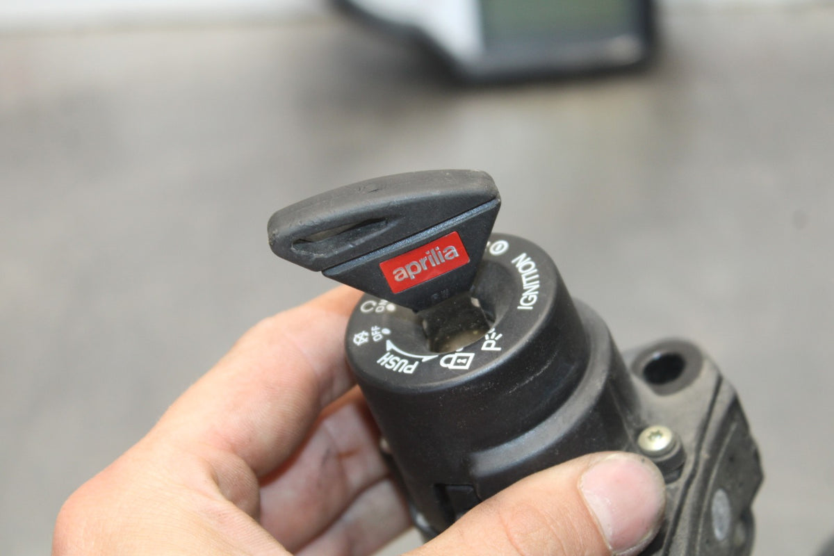 16 APRILIA TUONO V4 1100 IGNITION LOCK GAS CAP SEAT LOCK GAUGE BB905