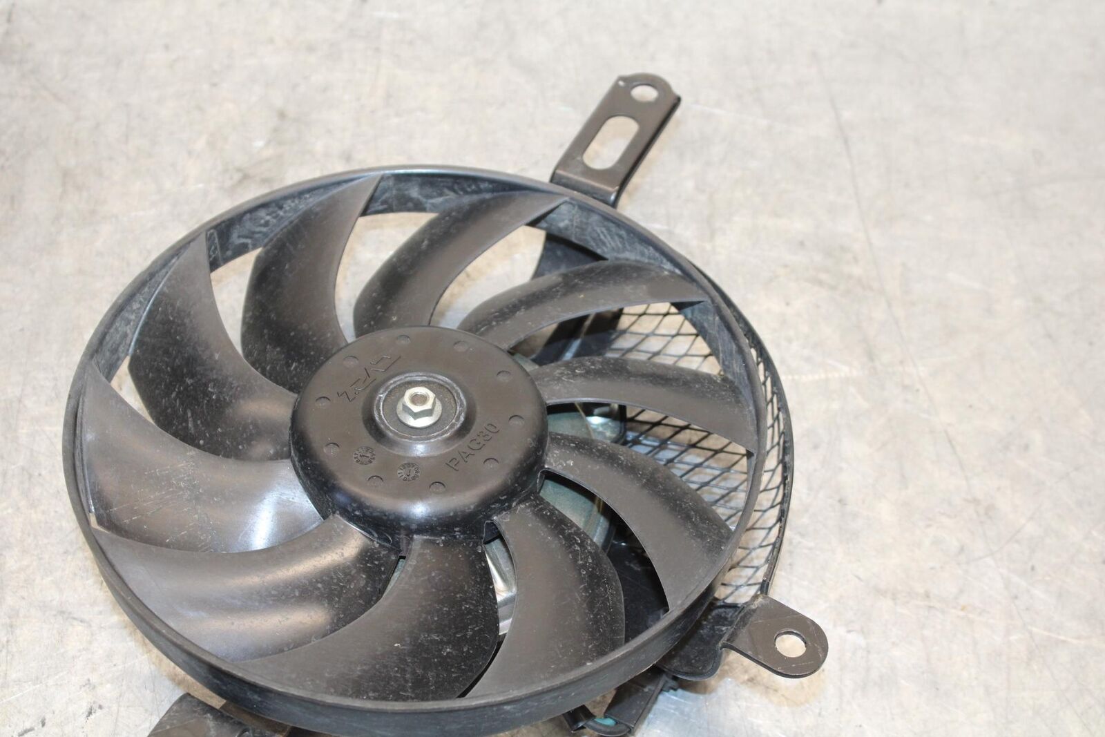 11-23 SUZUKI GSXR 750 ENGINE RADIATOR COOLING FAN BB54