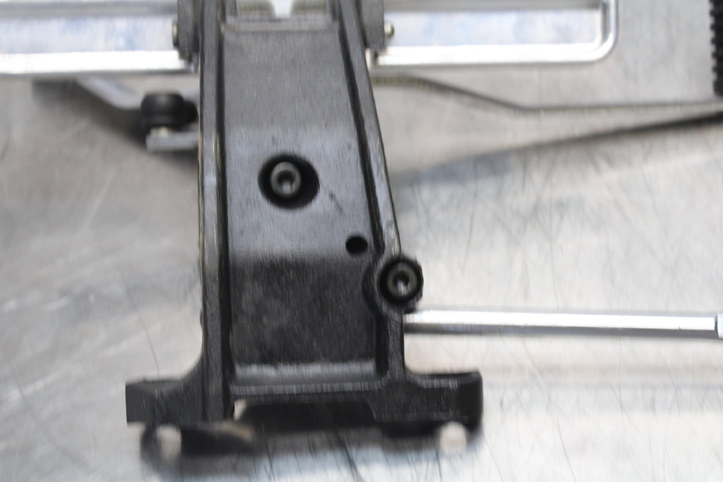 09 YAMAHA ROYAL STAR XVZ1300TF VENTURE LEFT FRONT FOOT REST PEG STEP BB151