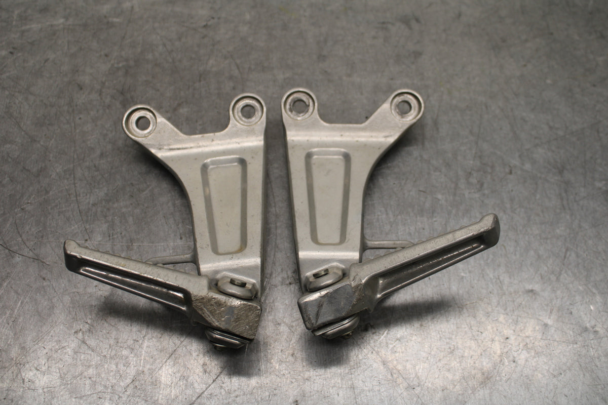 03-04 HONDA CBR600RR REAR BACK PASSENGER PEG SET PAIR BB122