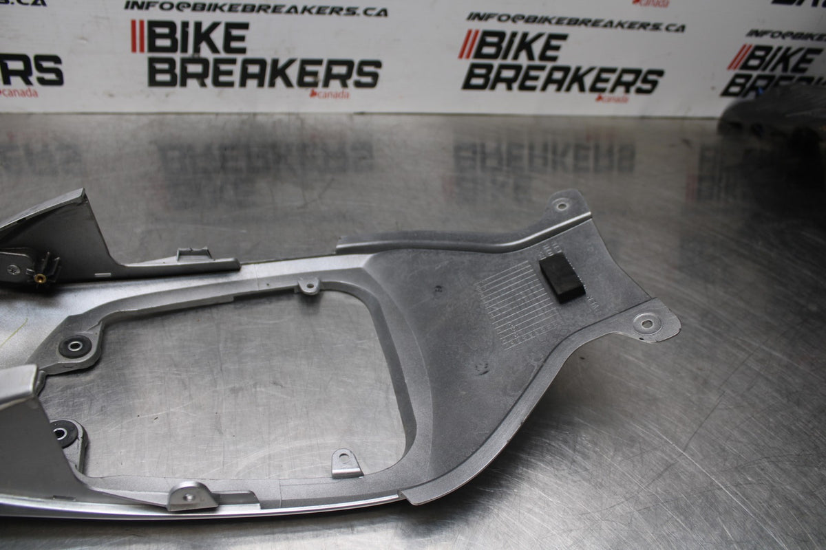 06-07 SUZUKI GSXR 600 CENTER REAR BACK TAIL FAIRING COWL BB822