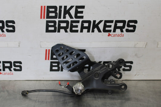17 YAMAHA YZF R6 RIGHT REARSET REAR SET DRIVER FOOT PEG REST STOP BB922