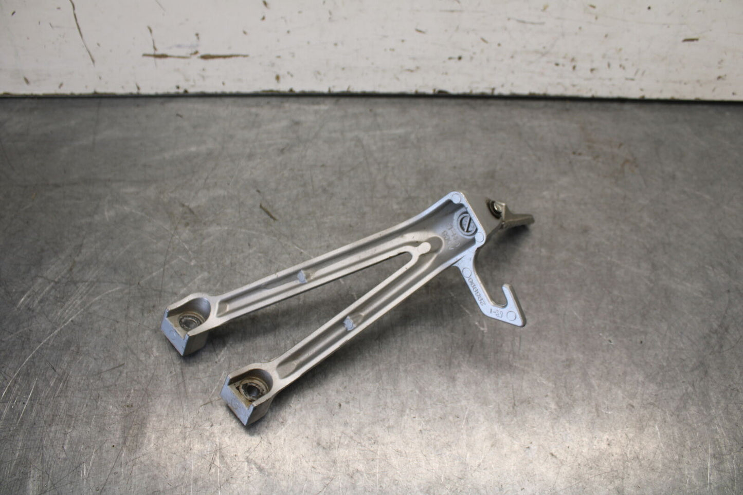 06-07 SUZUKI GSXR750 LEFT REAR BACK PASSENGER PEG 43700-01H00-13L BB40