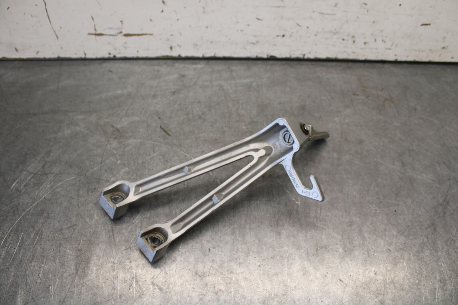 06-07 SUZUKI GSXR750 LEFT REAR BACK PASSENGER PEG 43700-01H00-13L BB40