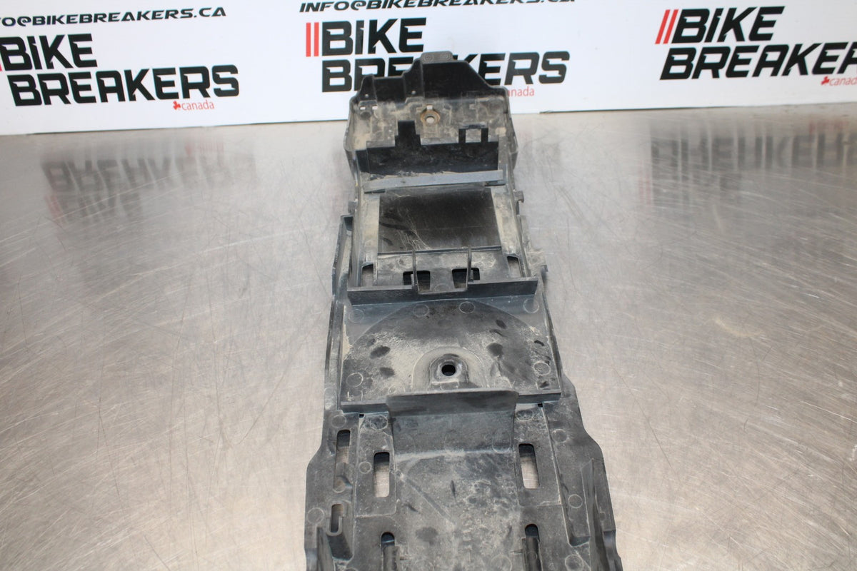 06-07 SUZUKI GSXR 600 REAR BACK TAIL UNDERTAIL BATTERY TRAY PLASTIC BB170
