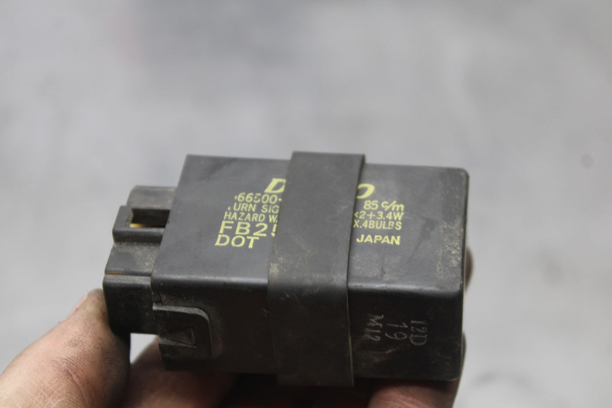 03 KAWASAKI VULCAN 1600 TURN SIGNAL BLINKER RELAY FLASHER SWITCH BB865