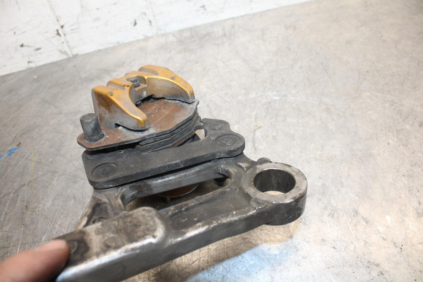 2004 Kawasaki Ninja ZX6RR ZX600M REAR BACK BRAKE CALIPER W MOUNT BRACKET BB43