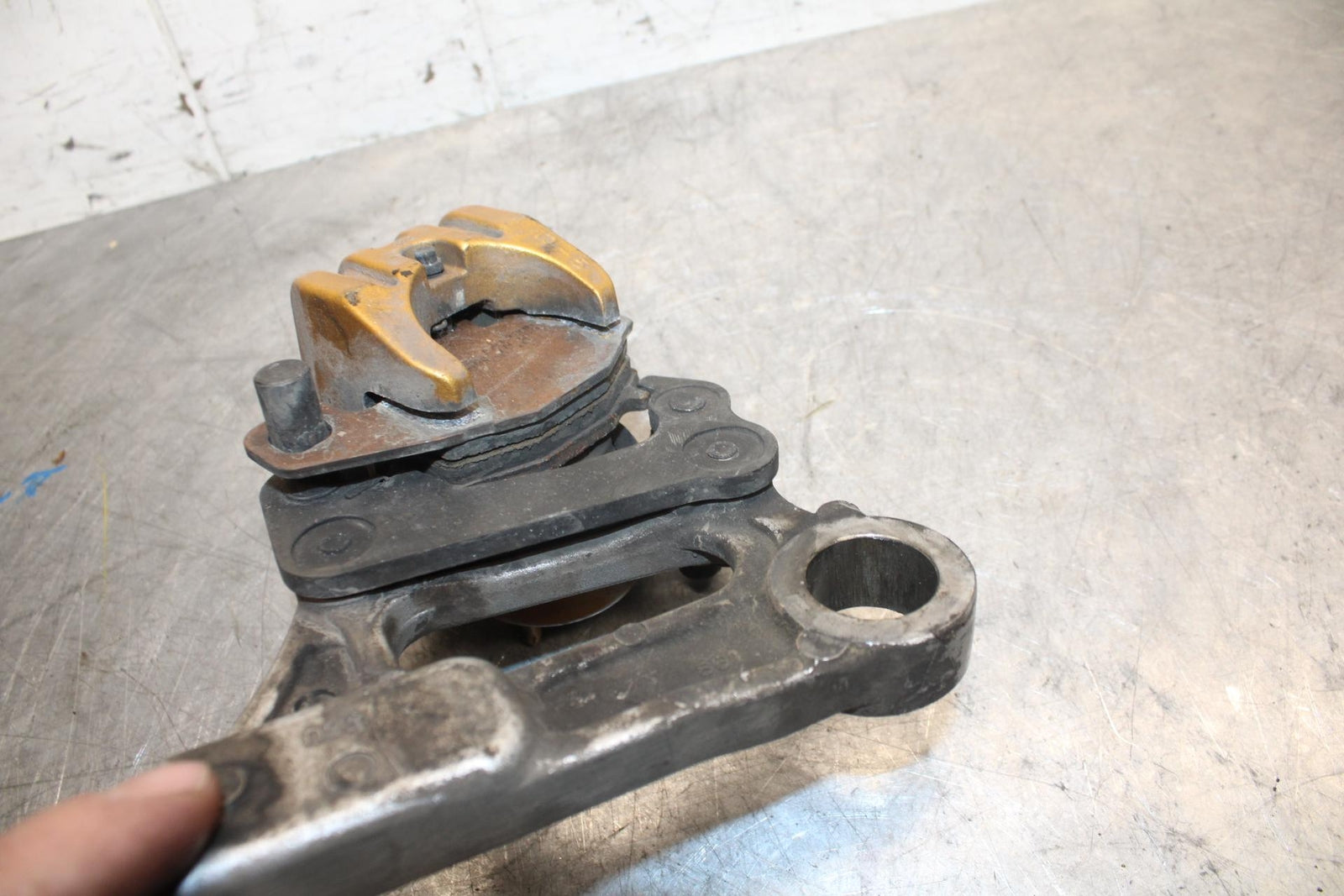 2004 Kawasaki Ninja ZX6RR ZX600M REAR BACK BRAKE CALIPER W MOUNT BRACKET BB43