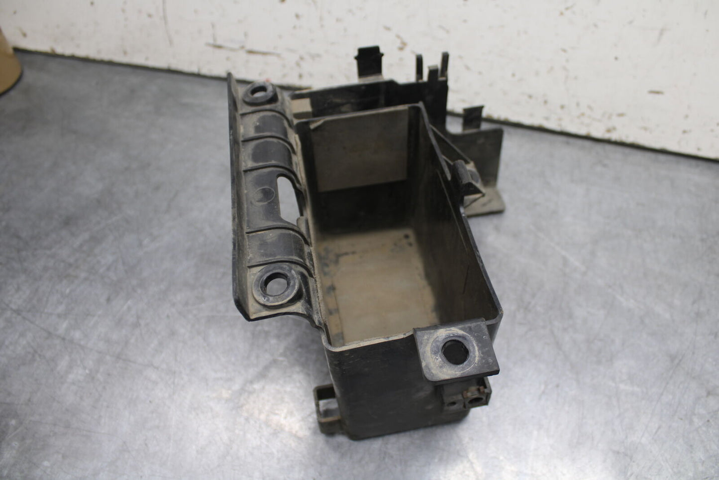 14-15 YAMAHA V STAR 1300 XVS1300CT TOURER BATTERY TRAY BOX HOLDER BB722