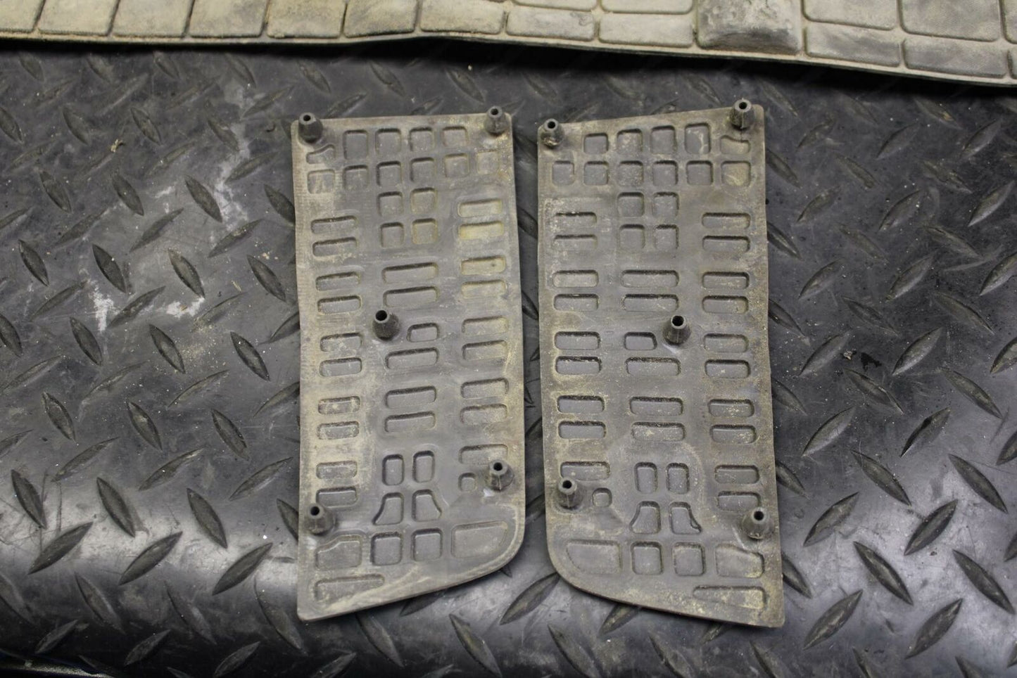 07 SUZUKI BURGMAN 650 FLOOR BOARD FOOT REST MATS RUBBERS BB183