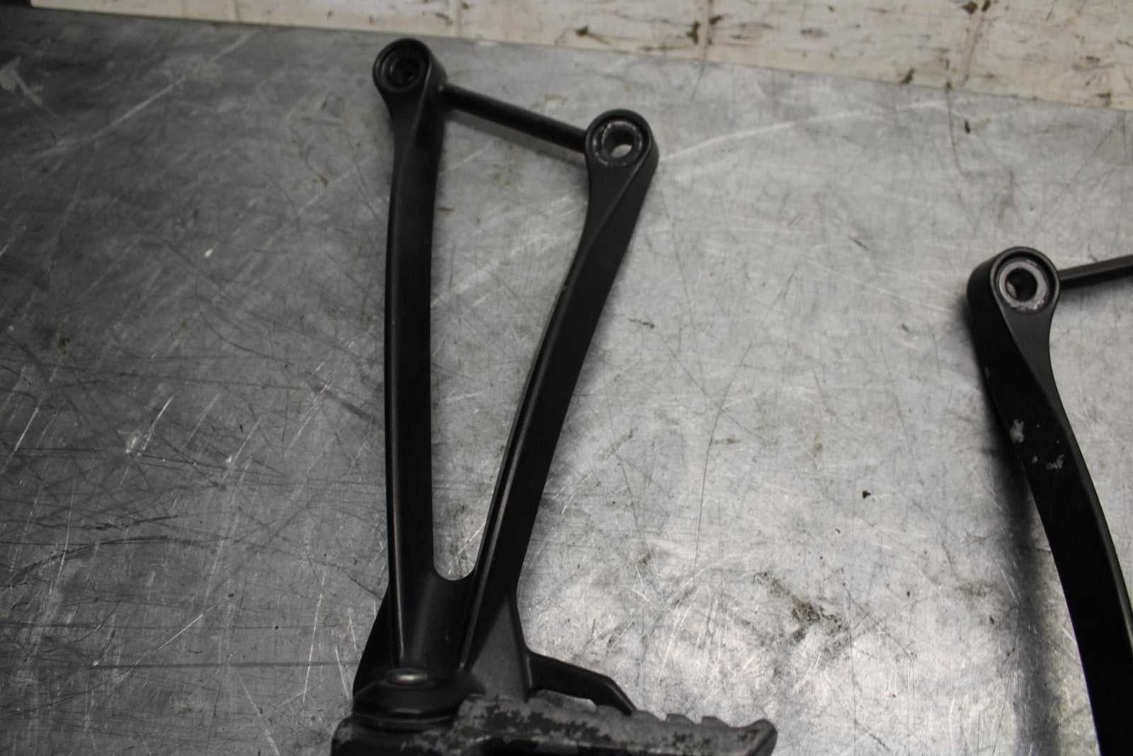 2008 Kawasaki Ninja ZX10R  REAR BACK PASSENGER PEG SET PAIR 34028-0094 BB524