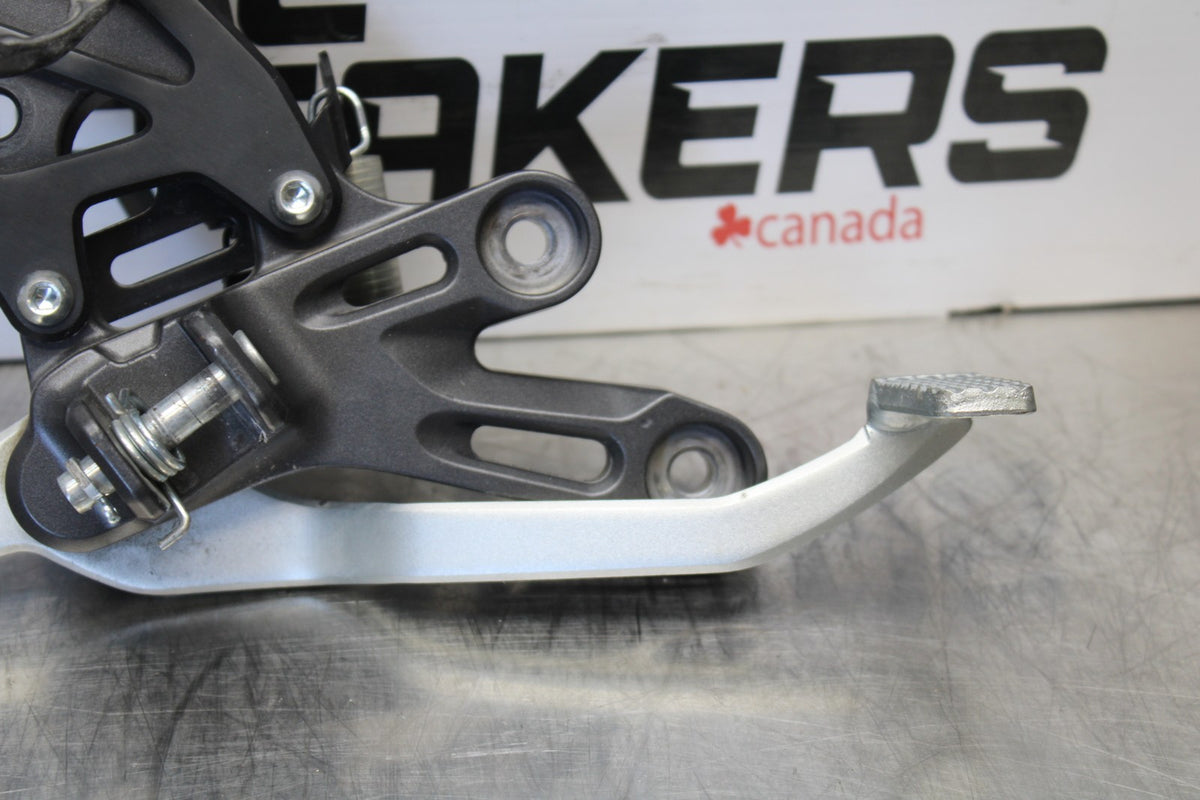 22-25 YAMAHA YZF R7 RIGHT REARSET REAR SET DRIVER FOOT PEG REST STOP BB182