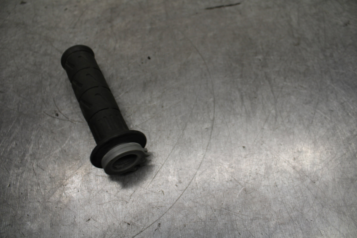 24 KAWASAKI NINJA 500 ABS RIGHT THROTTLE GRIP BB744