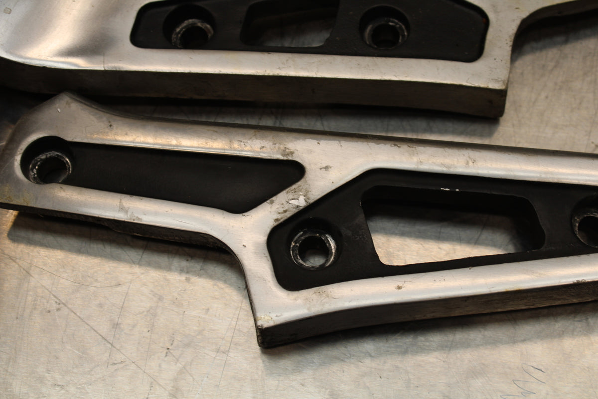 86 SUZUKI GS750ES REAR BACK PASSENGER PEG SET PAIR BB140