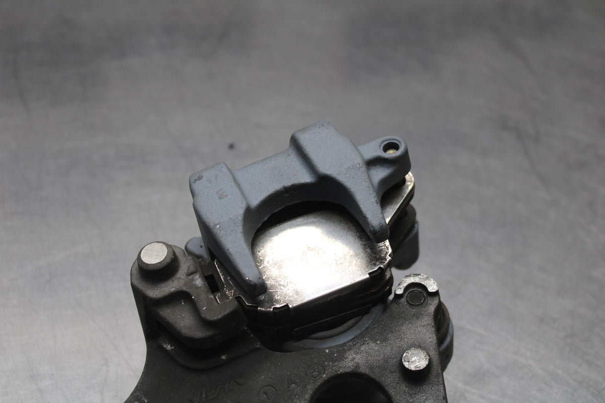01-06 HONDA CBR600F4I REAR BACK BRAKE CALIPER W MOUNT BRACKET BB778