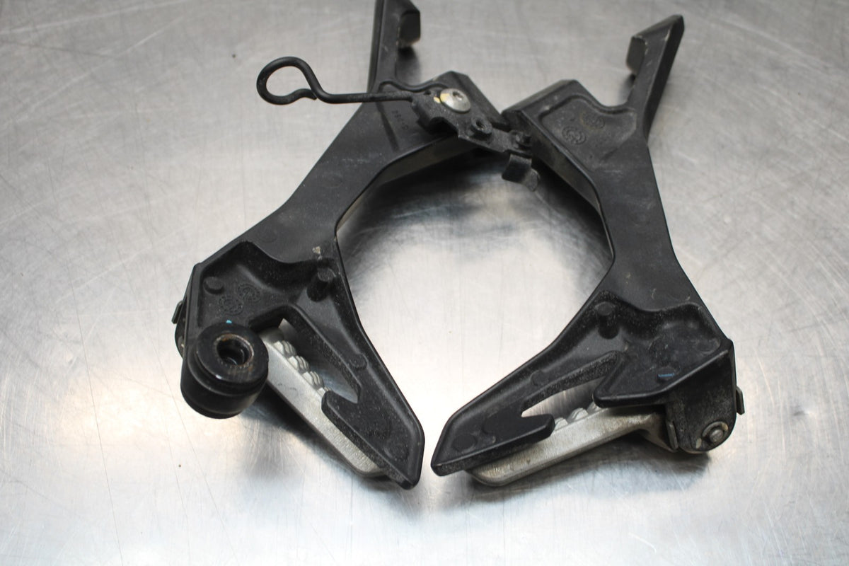 24 KAWASAKI NINJA 500 ABS REAR BACK PASSENGER PEG SET PAIR BB818