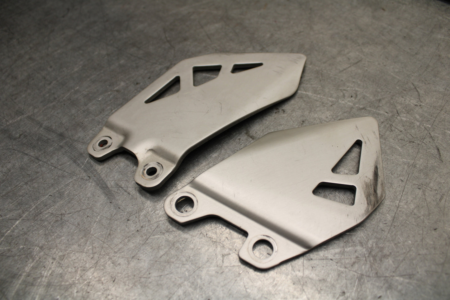 16 KAWASAKI NINJA ZX10R RIGHT LEFT PAIR HEEL GUARD COVER  BB650