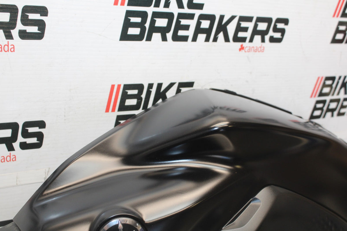 23-24 YAMAHA MT-07 LEFT GAS TANK FUEL CELL COVER FAIRING COWL BB927