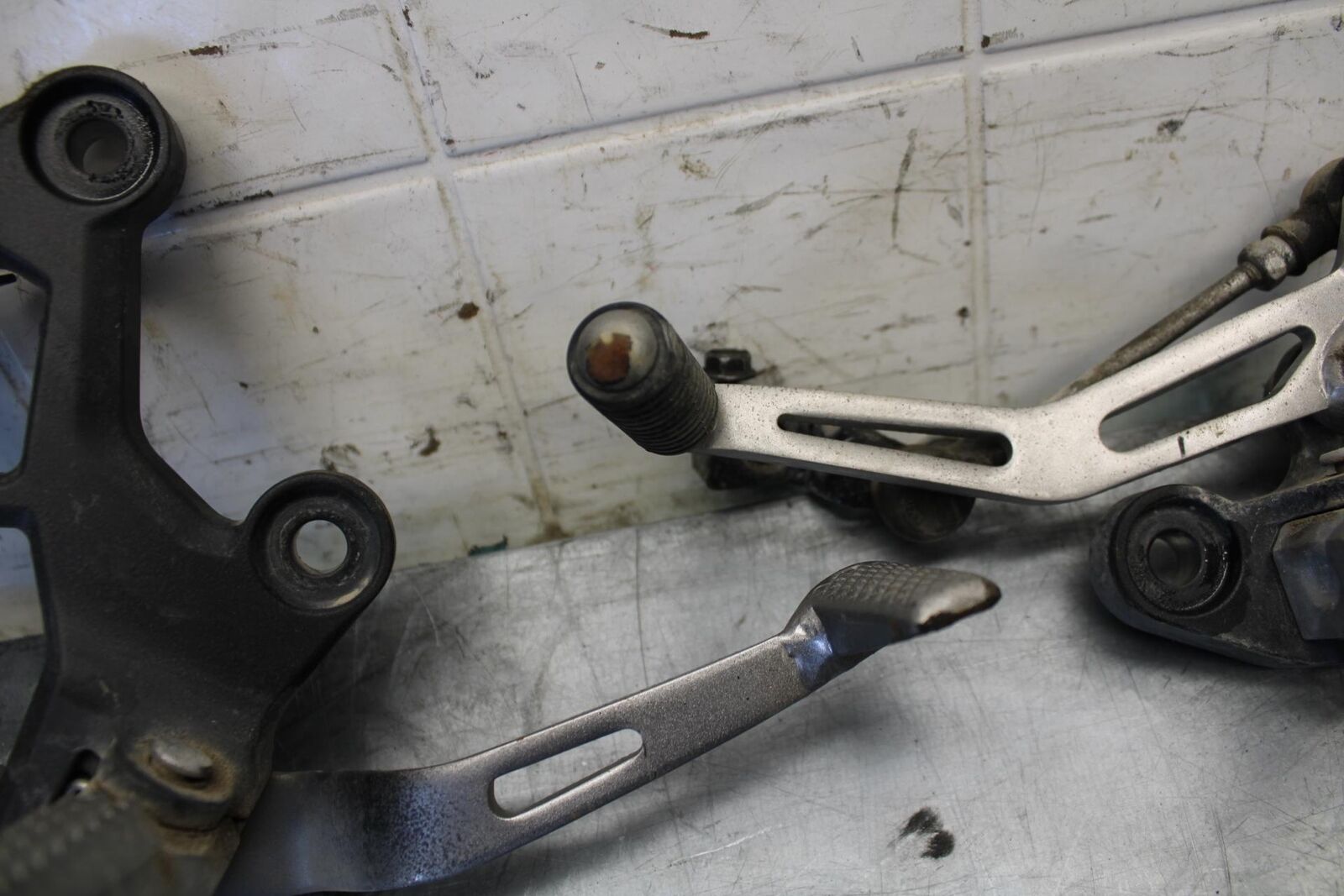 18 KAWASAKI Z 400 RIGHT LEFT REARSETS REAR SET DRIVER FOOT PEGS  BB469