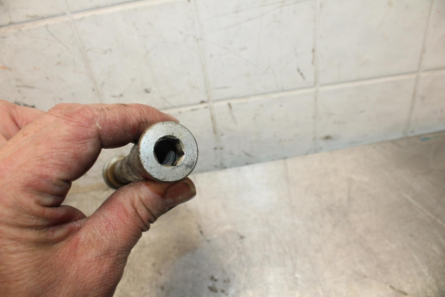 00-01 KAWASAKI ZZR600 FRONT WHEEL RIM AXLE PIVOT BOLT BB31