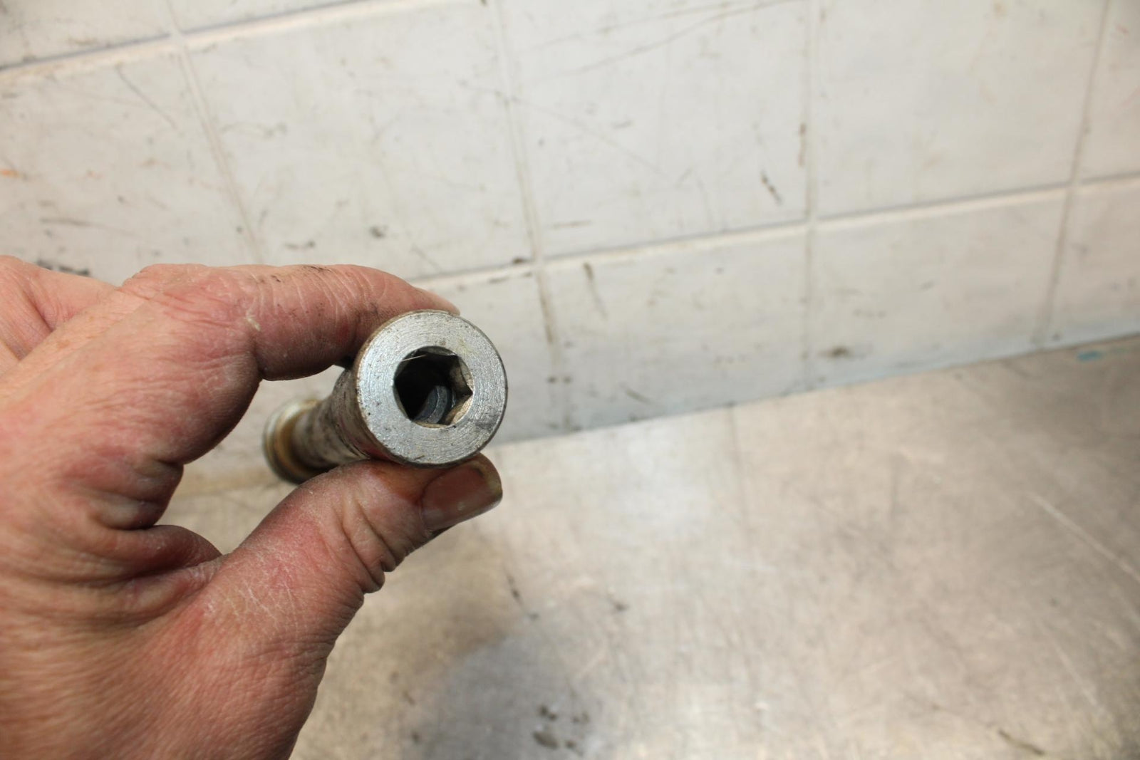 00-01 KAWASAKI ZZR600 FRONT WHEEL RIM AXLE PIVOT BOLT BB31