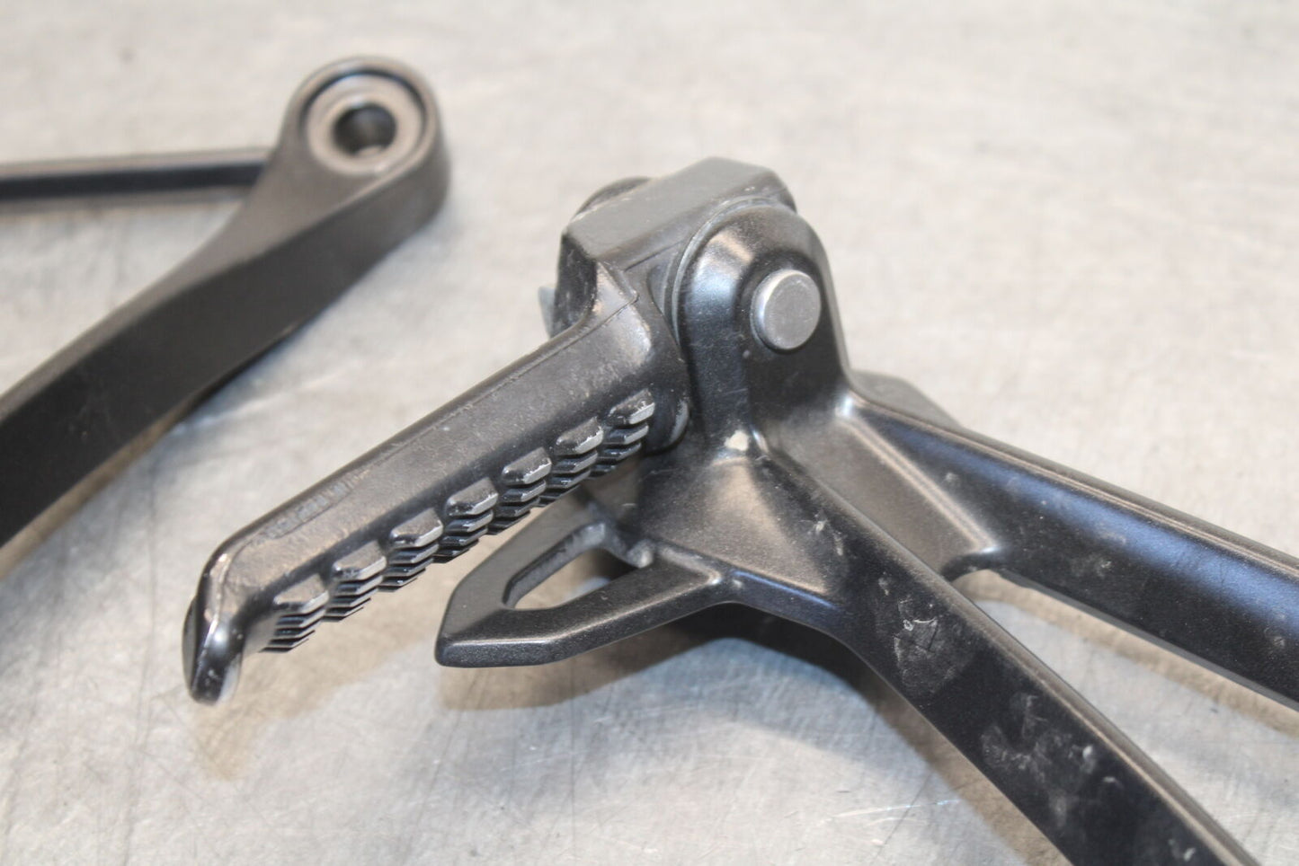 09-12 KAWASAKI NINJA ZX6R REAR BACK PASSENGER PEG SET PAIR BB698