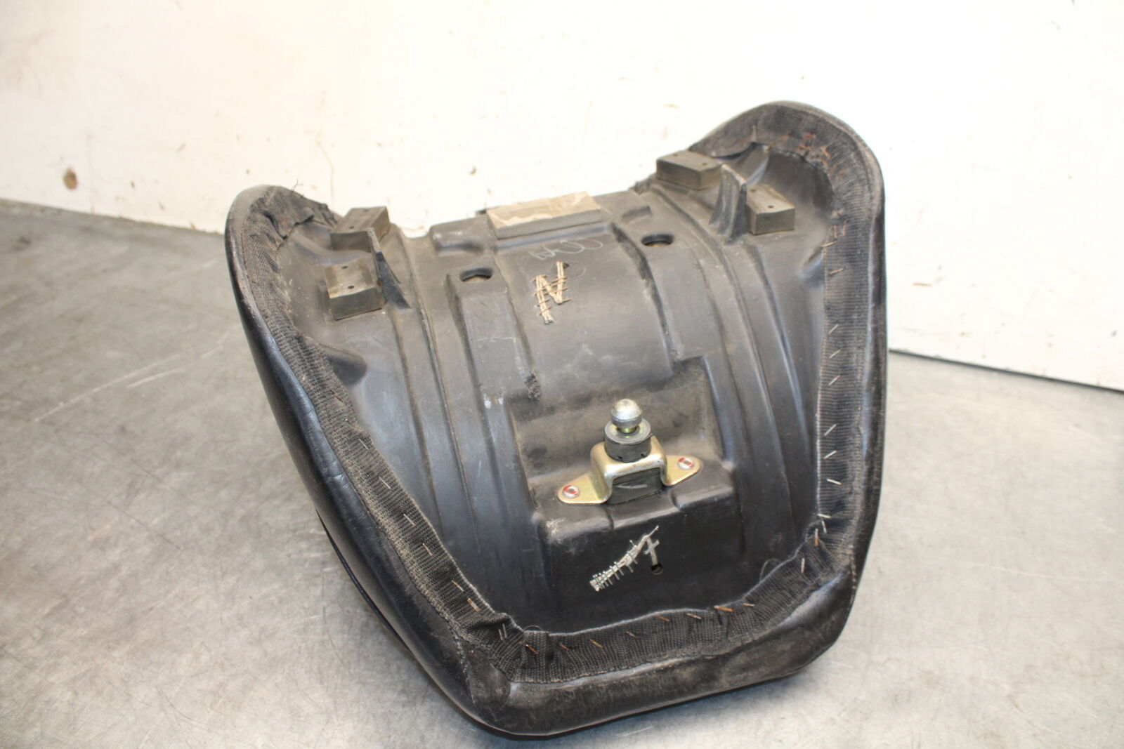 85-86 SUZUKI MADURA 1200 FRONT DRIVERS SEAT  BB691