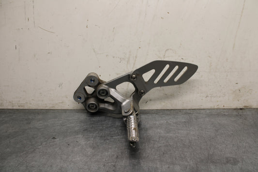 09 SUZUKI GSXR600 LEFT REARSET REAR SET DRIVER FOOT PEG REST STOP BB759