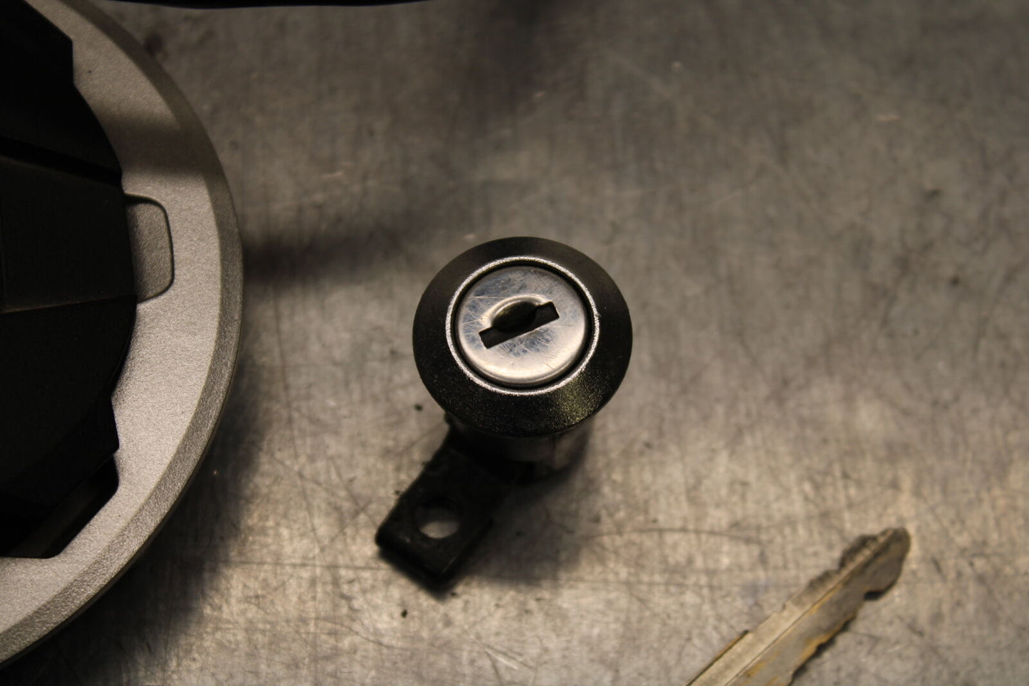 19-22 KAWASAKI Z400 IGNITION LOCK KEY SET W/ GAS CAP AND SEAT LOCK BB738