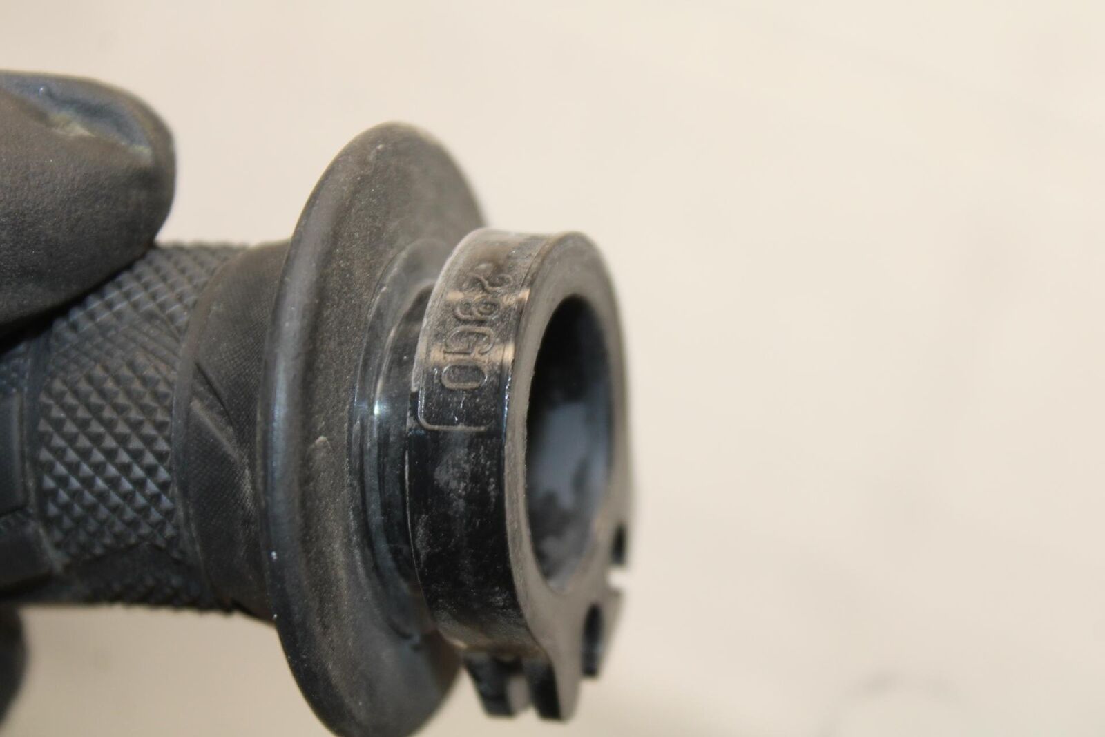 2017 Suzuki GSXR600 RIGHT THROTTLE GRIP 57110-21H02 BB598