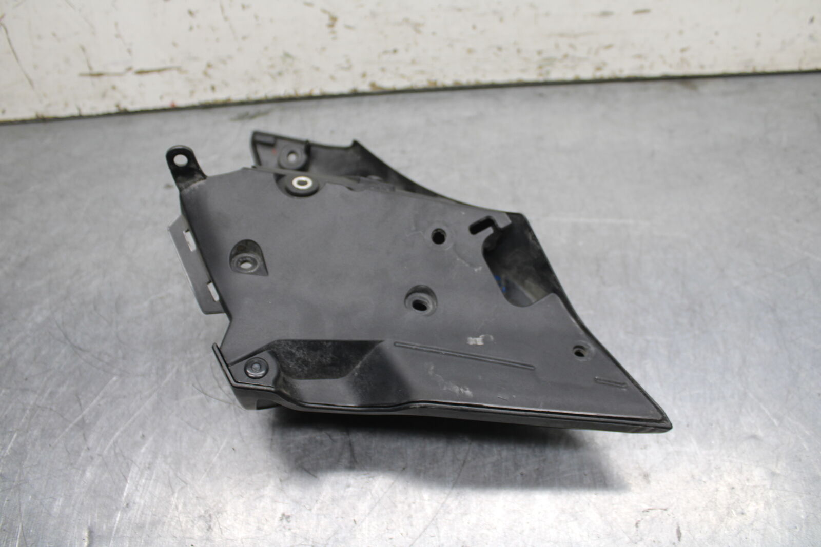 14-17 YAMAHA FZ09 RIGHT FRONT UPPER MID SIDE FAIRING COWL PLASTIC BB111