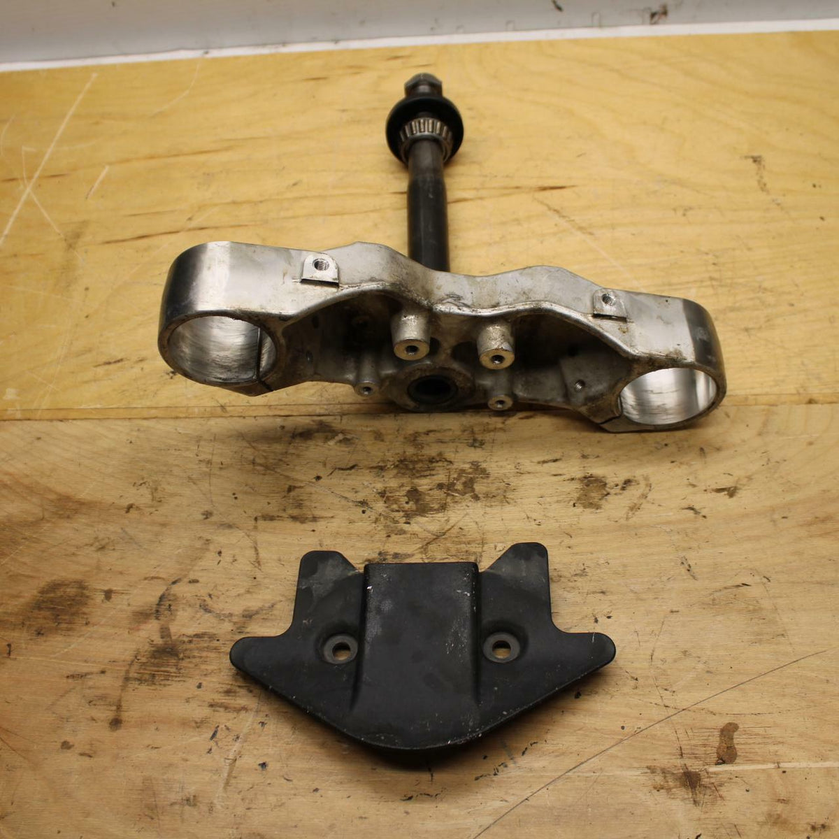 09-10 SUZUKI BOULEVARD M109R FRONT FORKS CLAMP LOWER TRIPLE TREE STEM BB318
