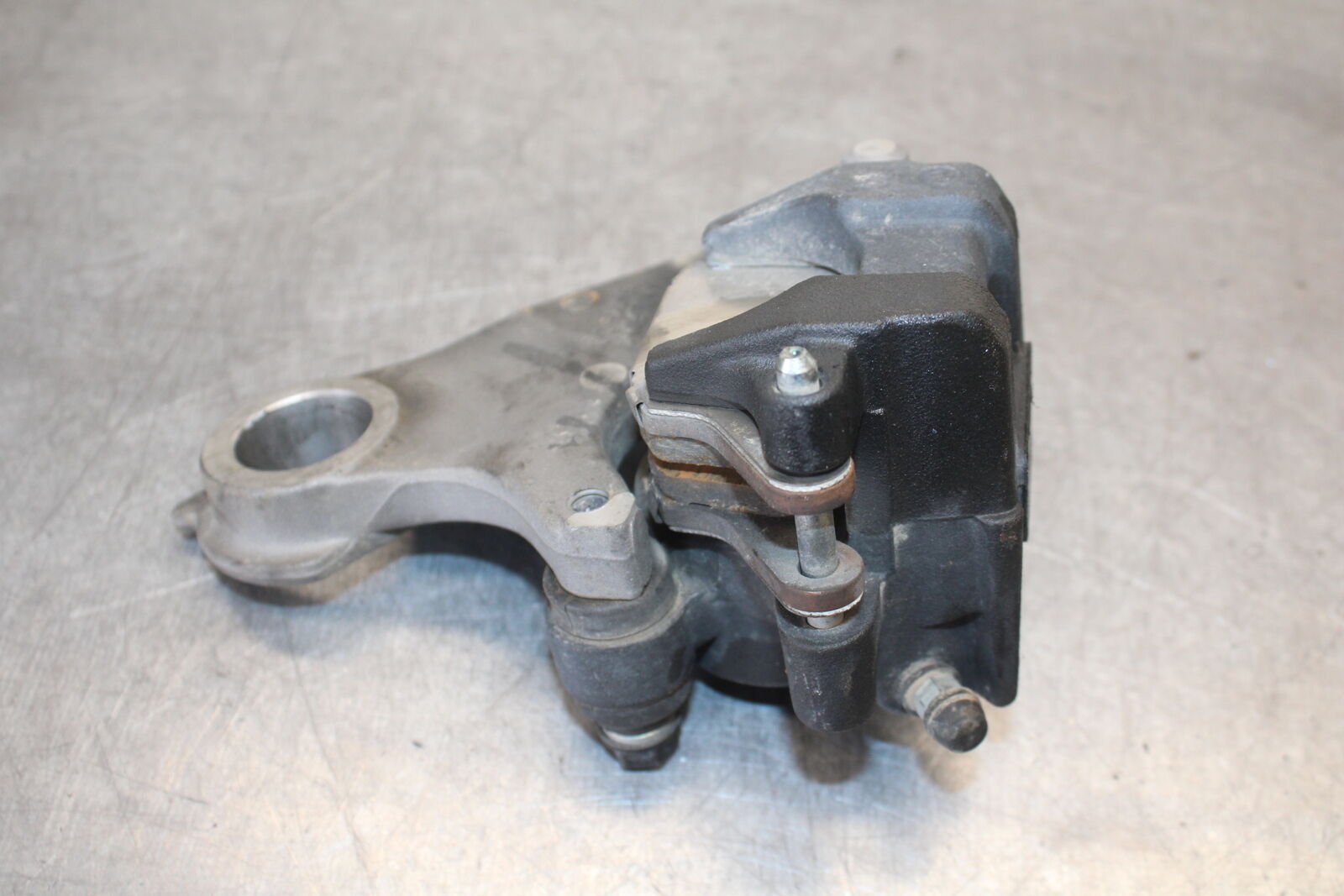 09-14 YAMAHA YZF R1 REAR BACK BRAKE CALIPER W MOUNT BRACKET BB696