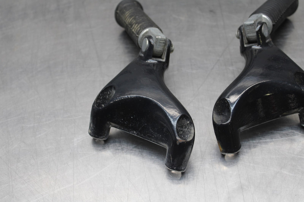 09 HARLEY-DAVIDSON SPORTSTER 1200 CUSTOM XL1200C REAR PASSENGER FOOT PEGS BB776
