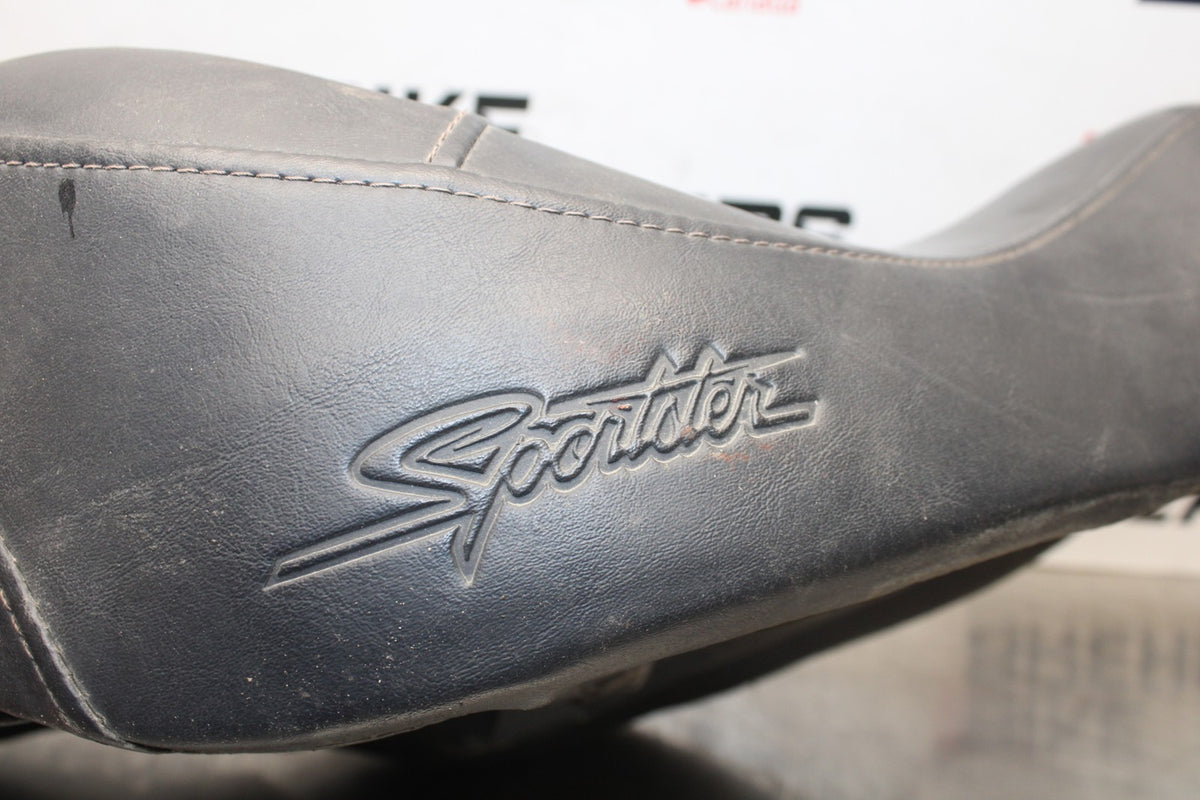 08 HARLEY-DAVIDSON SPORTSTER 1200 FRONT REAR SEAT SADDLE BB794