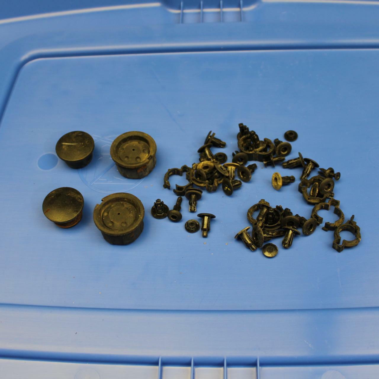 19 YAMAHA YZF R3 REAR BACK SWINGARM BOLT CAPS SCREW CAPS WIRE CLIPS  BB177
