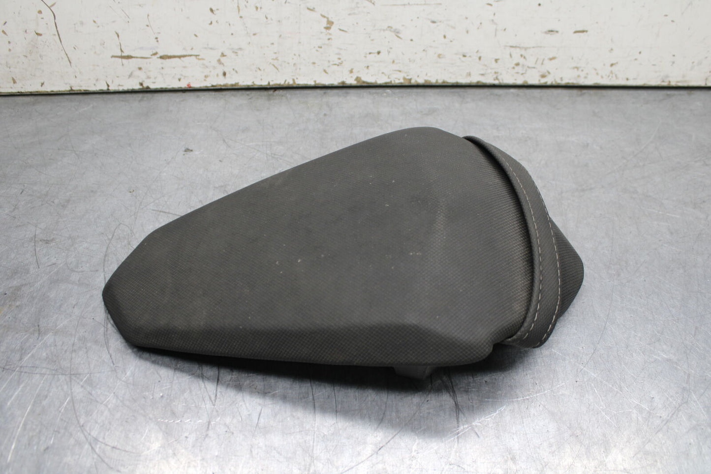 19-22 KAWASAKI Z400 REAR BACK PASSENGER TANDEM SEAT PAD SADDLE PILLION BB738