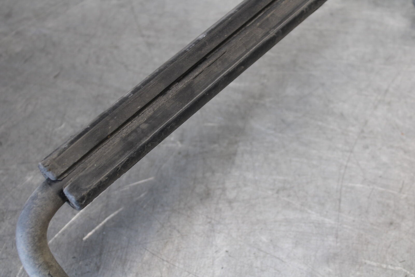 05-09 SUZUKI BOULEVARD C90 SADDLEBAG CASE MOUNTING BRACKET MOUNT BB692