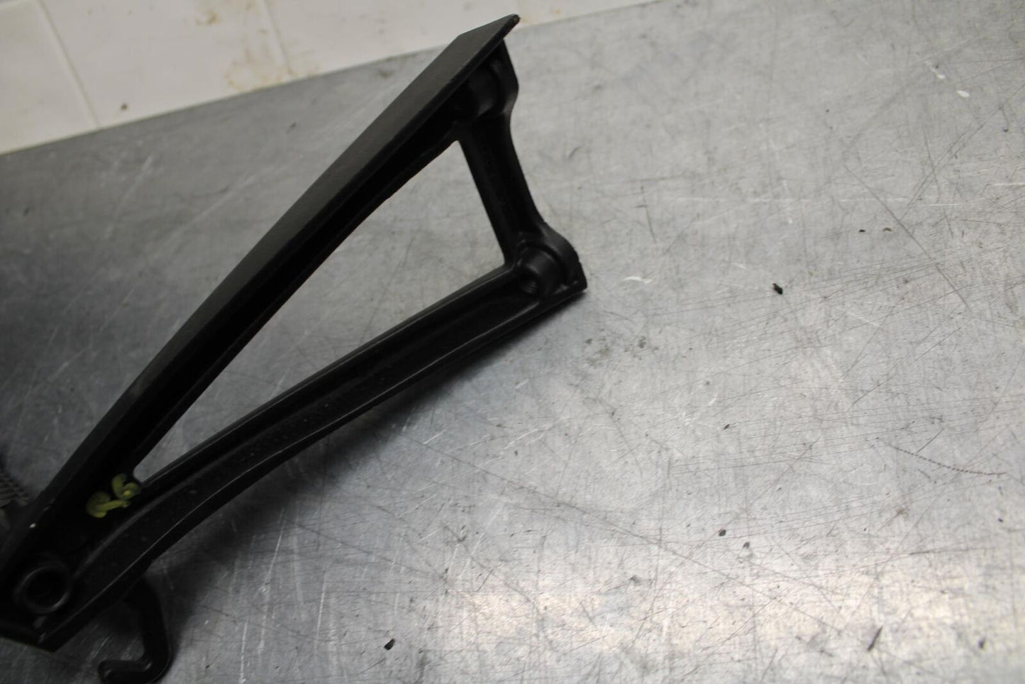 07 YAMAHA YZF R6 2c0 RIGHT REAR BACK PASSENGER PEG BB75