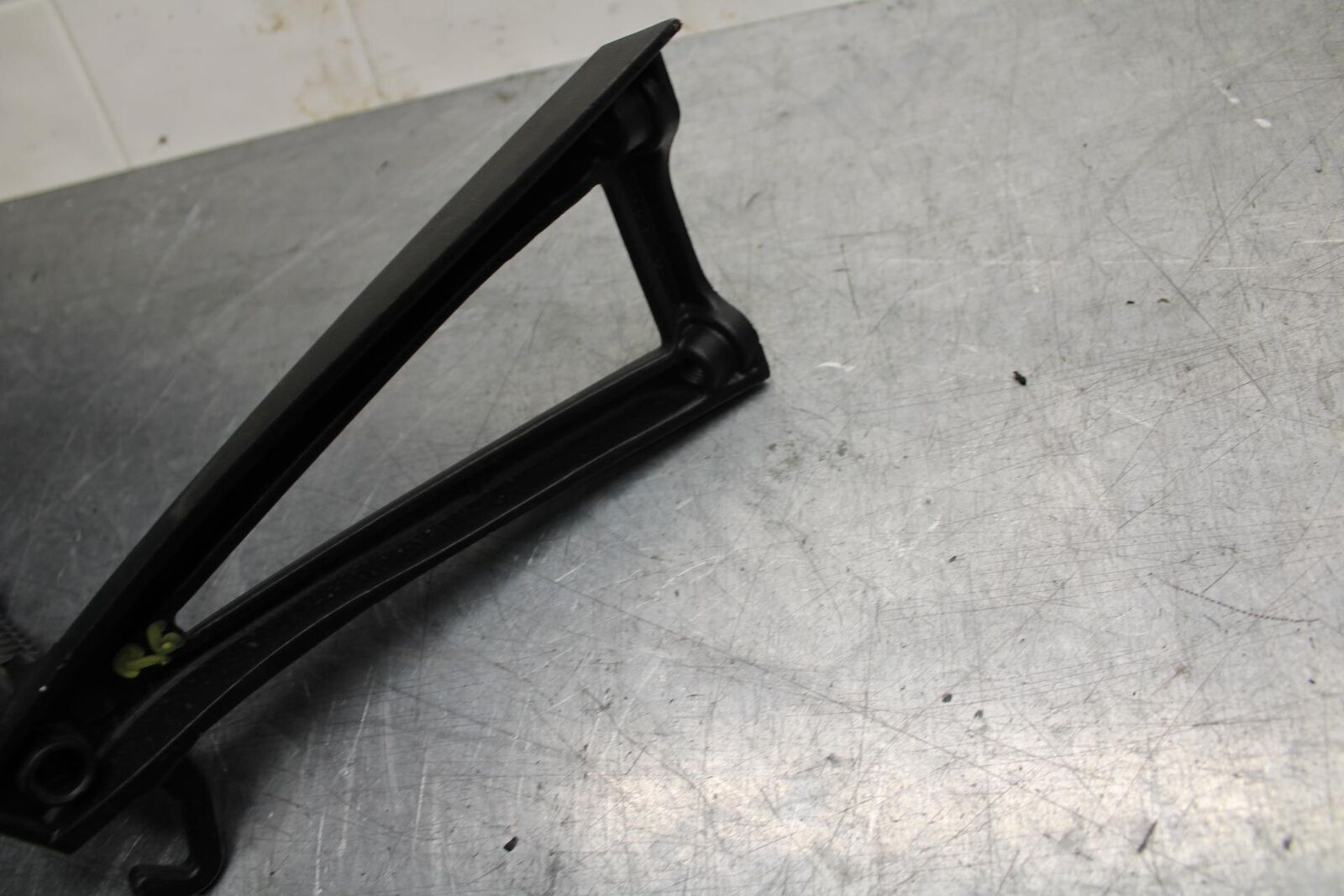 07 YAMAHA YZF R6 2c0 RIGHT REAR BACK PASSENGER PEG BB75