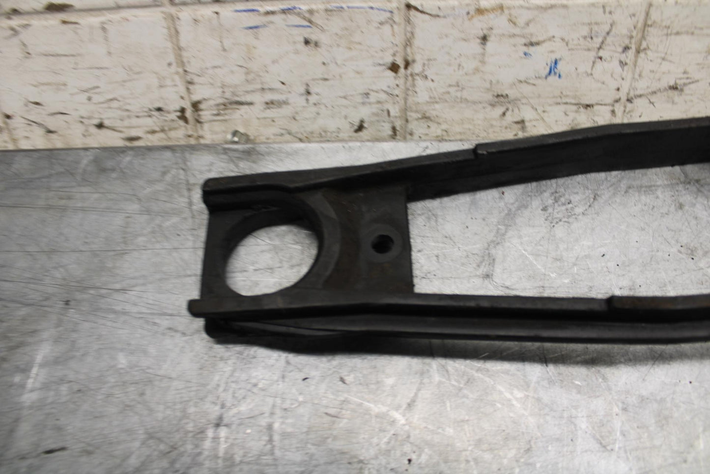 2007 Suzuki GSXR750 SWINGARM CHAIN BUFFER SLIDER GUIDE 61273-01H00 BB546