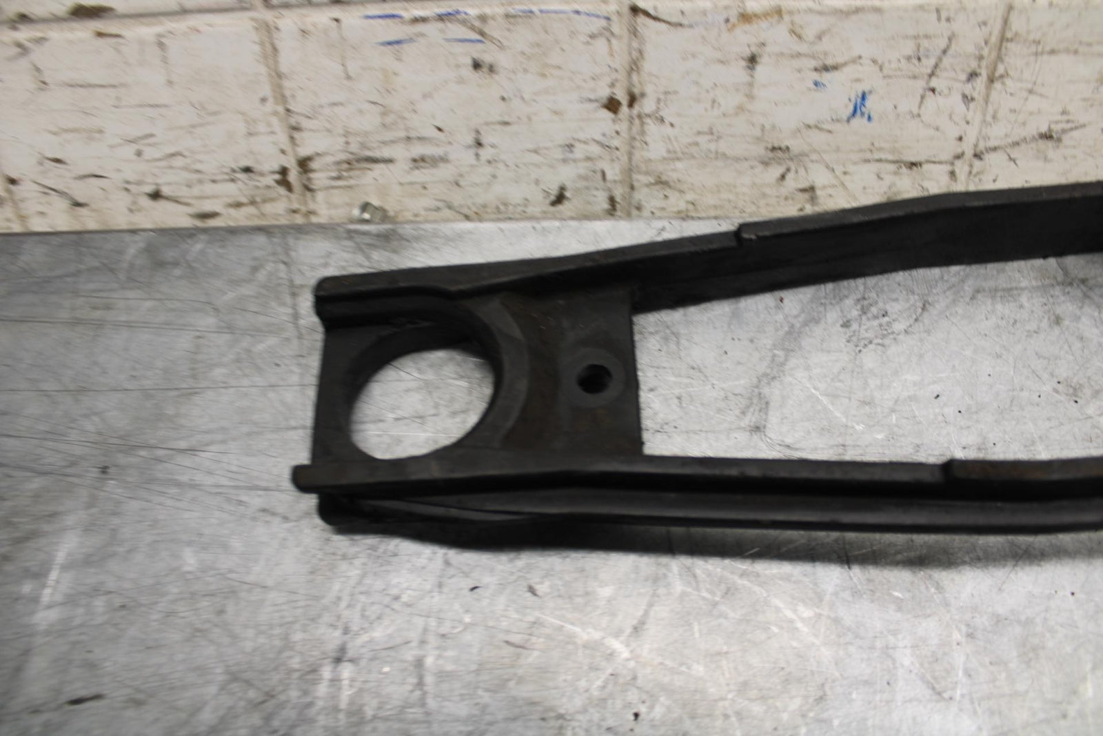2007 Suzuki GSXR750 SWINGARM CHAIN BUFFER SLIDER GUIDE 61273-01H00 BB546