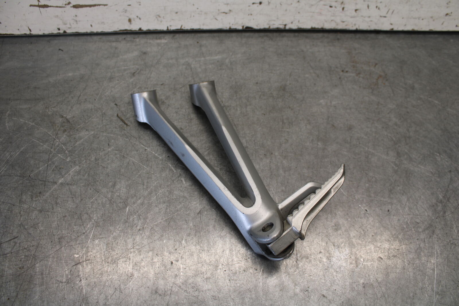 06-07 SUZUKI GSXR750 LEFT REAR BACK PASSENGER PEG 43700-01H00-13L BB40