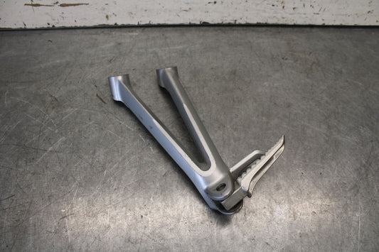 06-07 SUZUKI GSXR750 LEFT REAR BACK PASSENGER PEG 43700-01H00-13L BB40