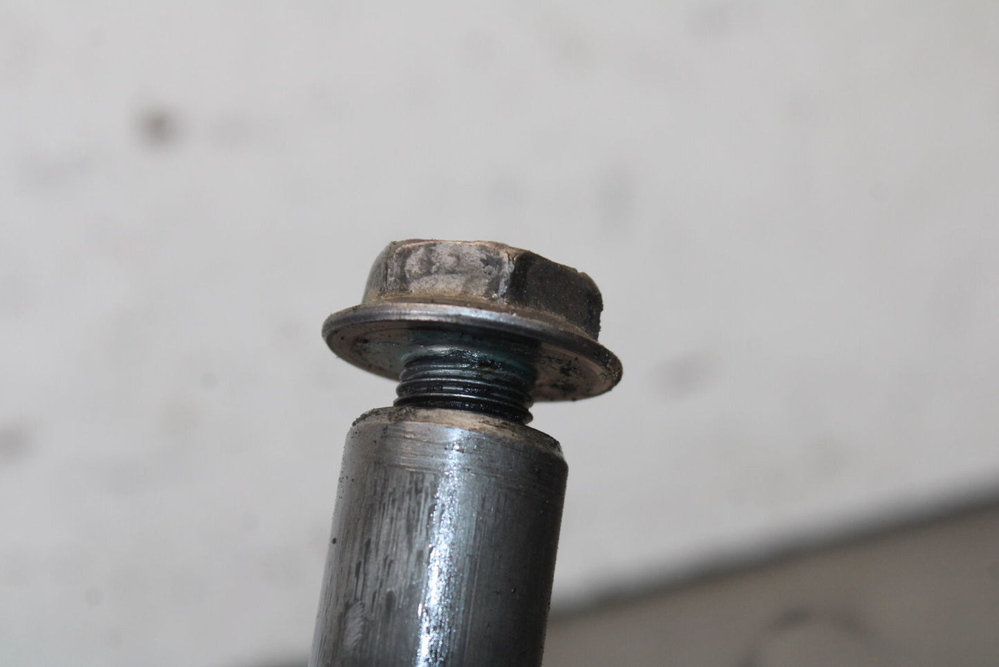 03-04 HONDA CBR600RR FRONT WHEEL RIM AXLE PIVOT BOLT 44301-MEE-000 BB661