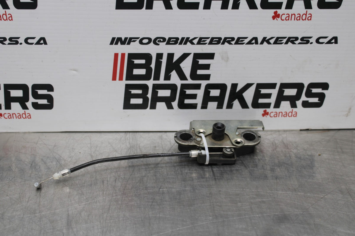 08 KAWASAKI NINJA ZX10R REAR PASSENGER SEAT LATCH LOCK ASSEMBLY BB201