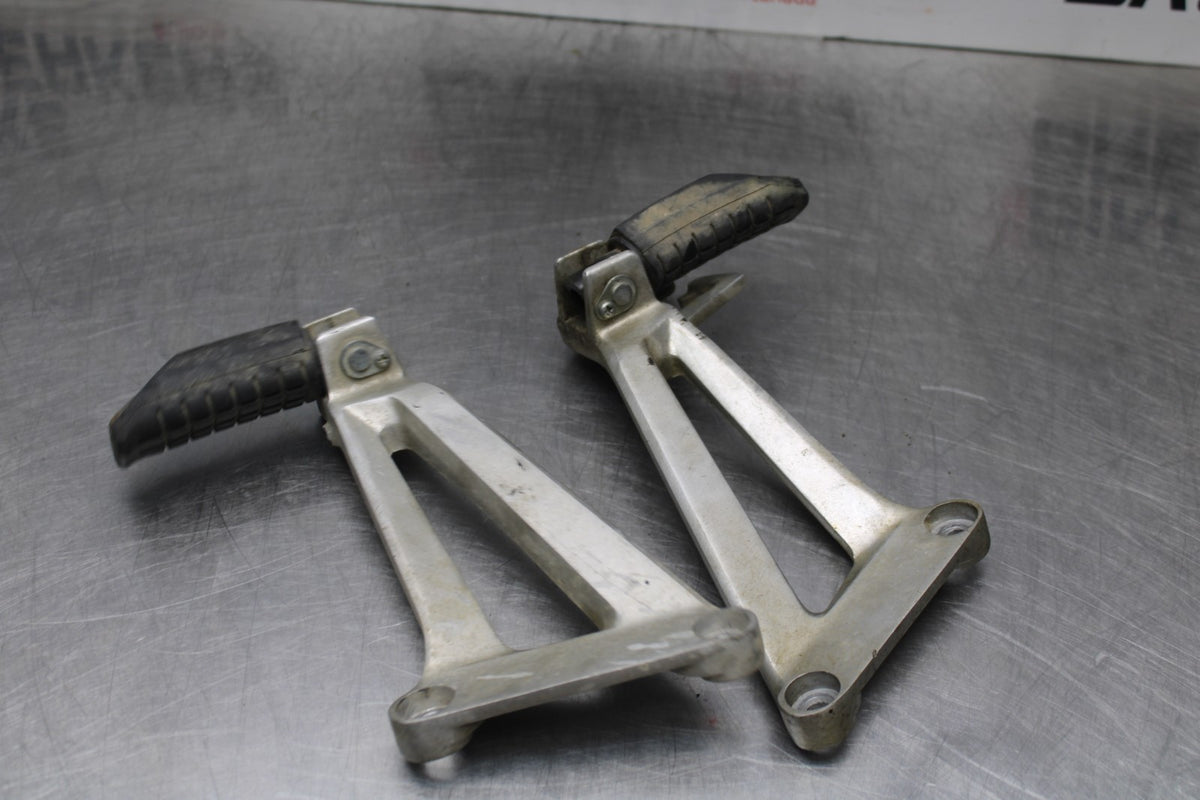 08 HONDA CBR125R REAR BACK PASSENGER PEG SET PAIR BB804