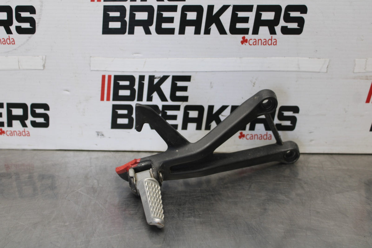 23-26 KAWASAKI NINJA ZX4RR RIGHT REAR BACK PASSENGER PEG BB898